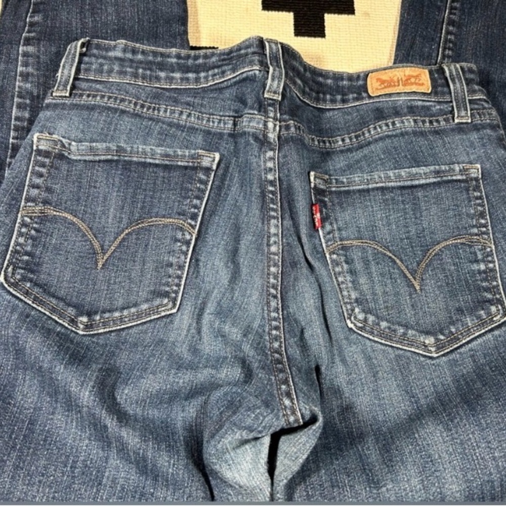 LEVIS, Mid Rise Skinny jeans!! - Picture 2 of 8
